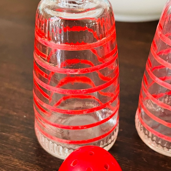 SOLD Vintage Retro Red Stripe Salt & Pepper Shakers❤️🧂 - Picture 5 of 9